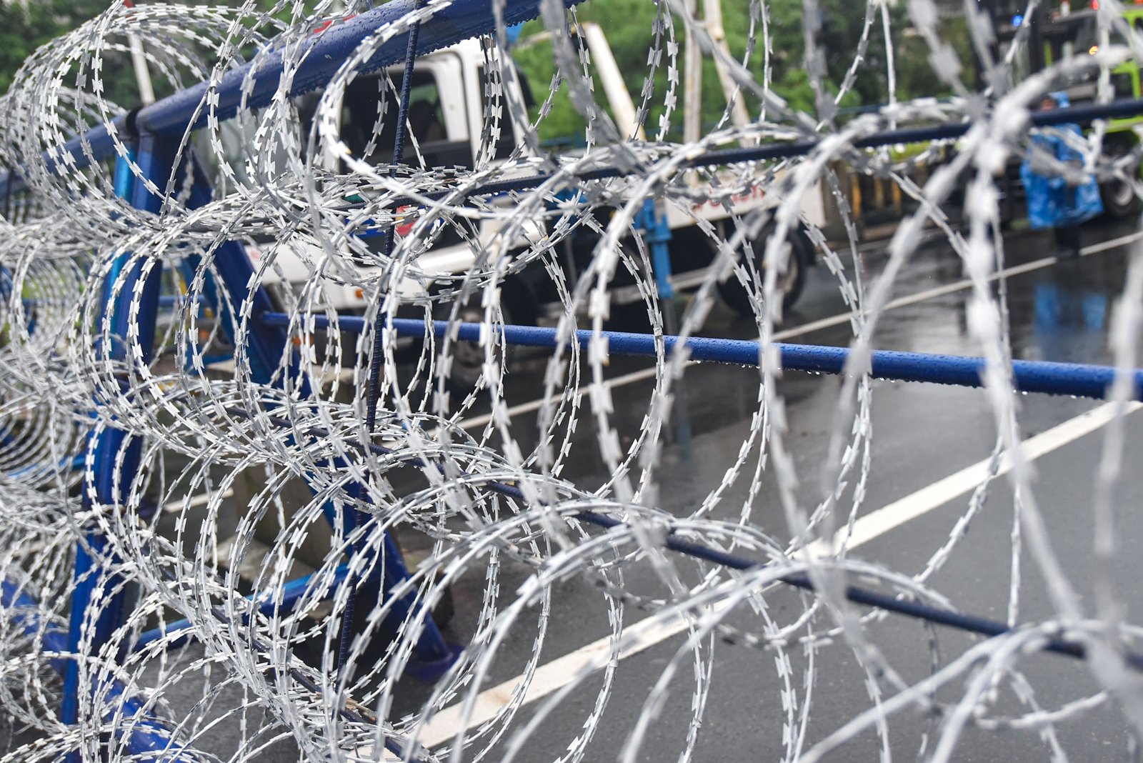 Philippine National Police conducts a security simulation ahead of National Heroes Day rallies by setting up razor wires, concrete barriers, and freight containers along roads leading to Malacañang on August 30.

Legarda and Ayala Bridge are blocked during the exercise. l Zedrich Xylak Madrid