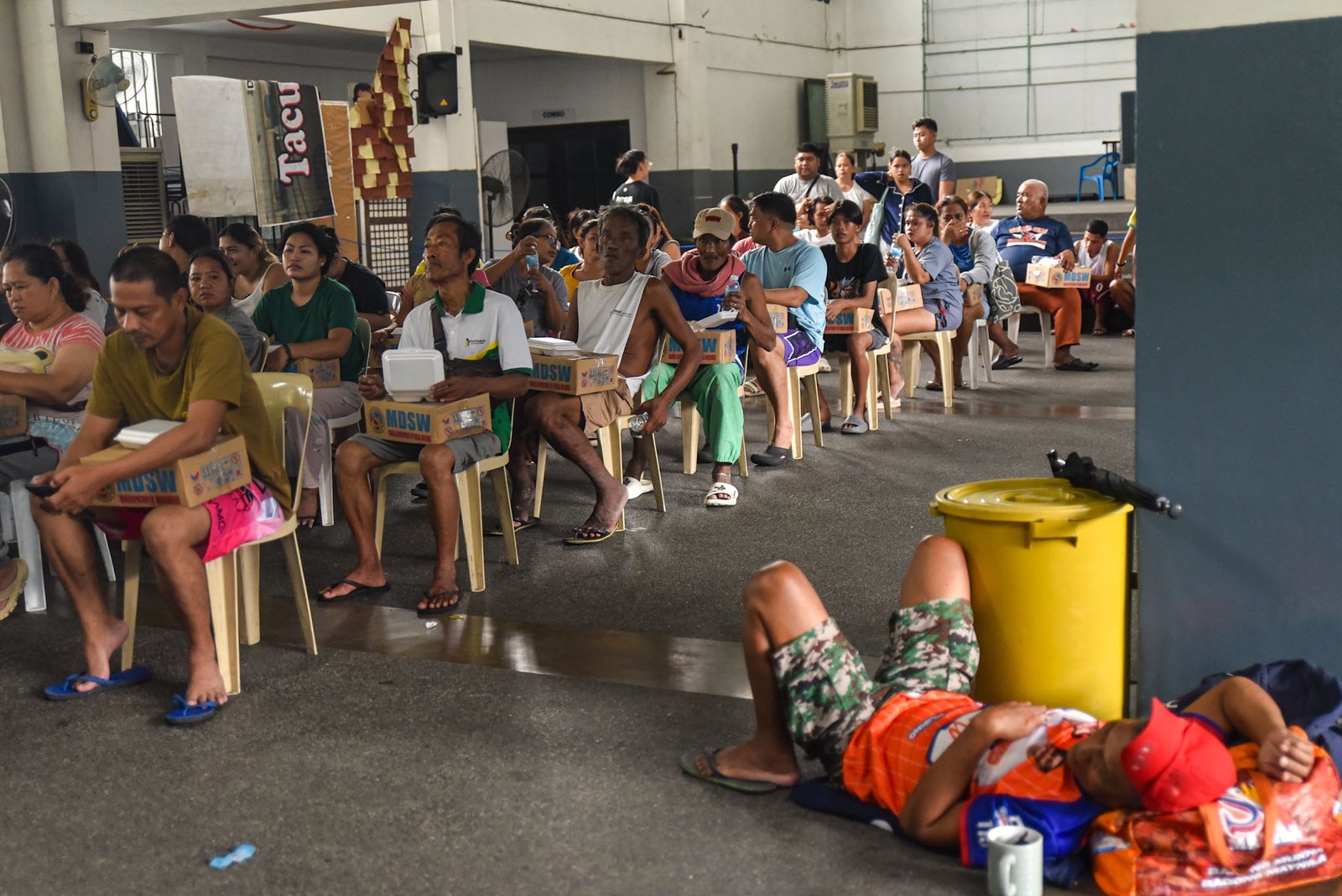 Families displaced by the effects of the southwest monsoon receive hot meals prepared by Manila Department of Social Welfare personnel at the Don Bosco Evacuation Center in Sta. Mesa, Manila, on August 30. The center is sheltering 515 evacuees. l Zedrich Xylak Madrid
