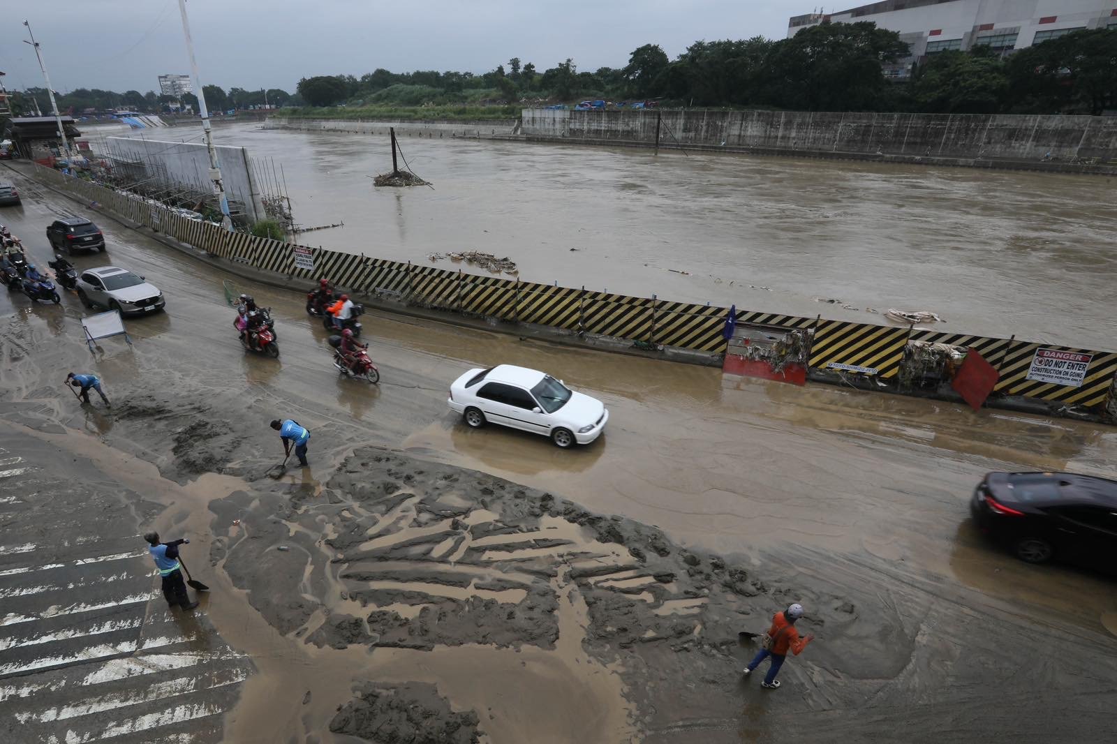 Scenes in Marikina City as Tullahan River overflows, reaching up to 18.5 meters at 1AM on Sunday, 30 August, 2026.| Aram Lascano