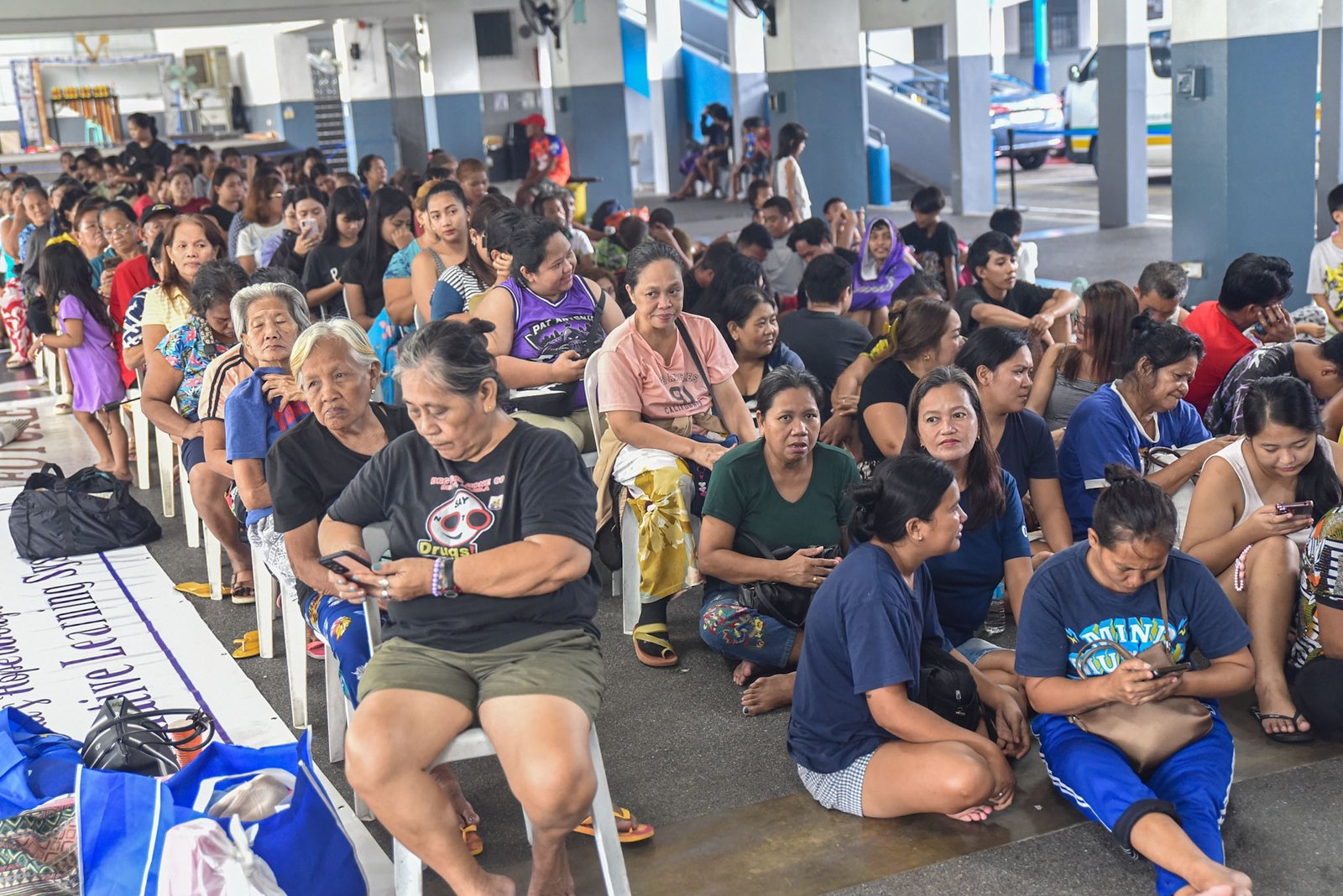 Families displaced by the effects of the southwest monsoon receive hot meals prepared by Manila Department of Social Welfare personnel at the Don Bosco Evacuation Center in Sta. Mesa, Manila, on August 30. The center is sheltering 515 evacuees. l Zedrich Xylak Madrid