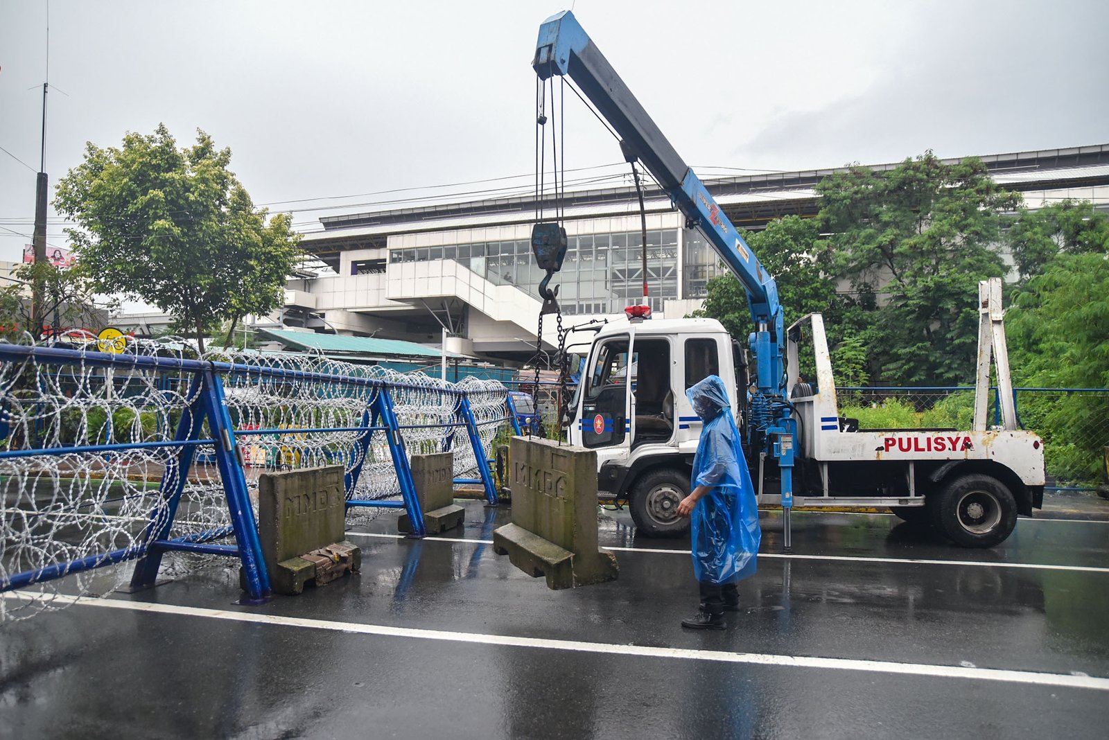 Philippine National Police conducts a security simulation ahead of National Heroes Day rallies by setting up razor wires, concrete barriers, and freight containers along roads leading to Malacañang on August 30.

Legarda and Ayala Bridge are blocked during the exercise. l Zedrich Xylak Madrid