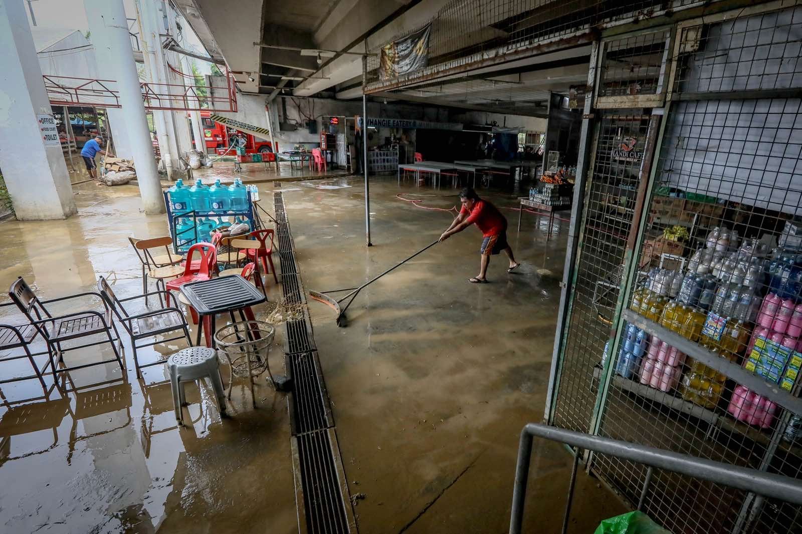 Scenes in Marikina City as Tullahan River overflows, reaching up to 18.5 meters at 1AM on Sunday, 30 August, 2026.| Aram Lascano