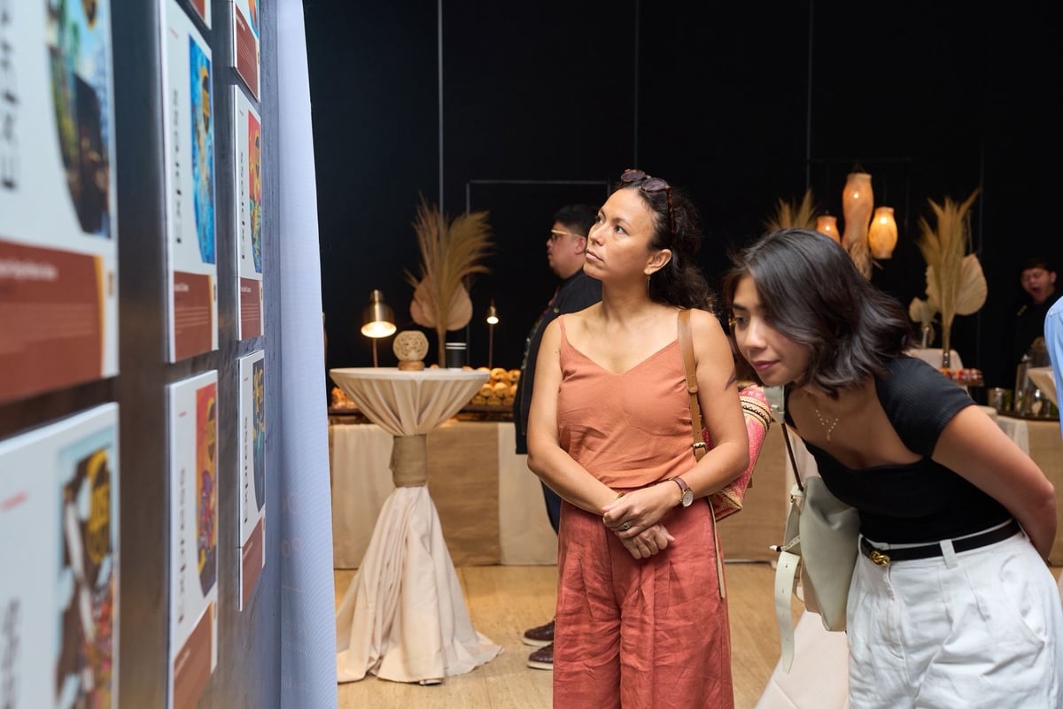 Judges Olivia d’Aboville and Isha Naguiat evaluating the artworks on display.