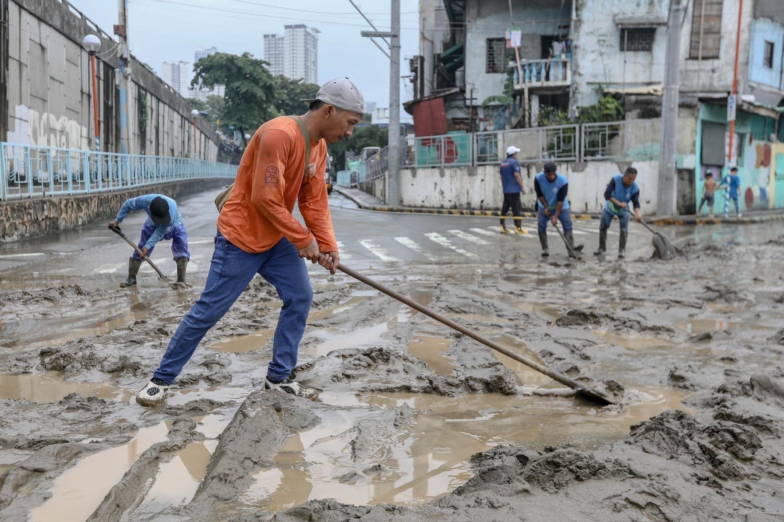 Scenes in Marikina City as Tullahan River overflows, reaching up to 18.5 meters at 1AM on Sunday, 30 August, 2026.| Aram Lascano