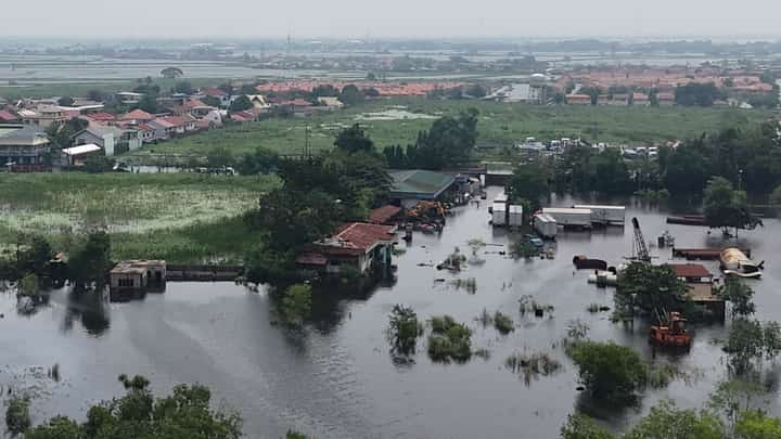 SUBMERGED Floodwaters cover farmland in San Simon, Pampanga, on 31 August, following heavy rains brought by the southwest monsoon, or habagat, over the weekend.
