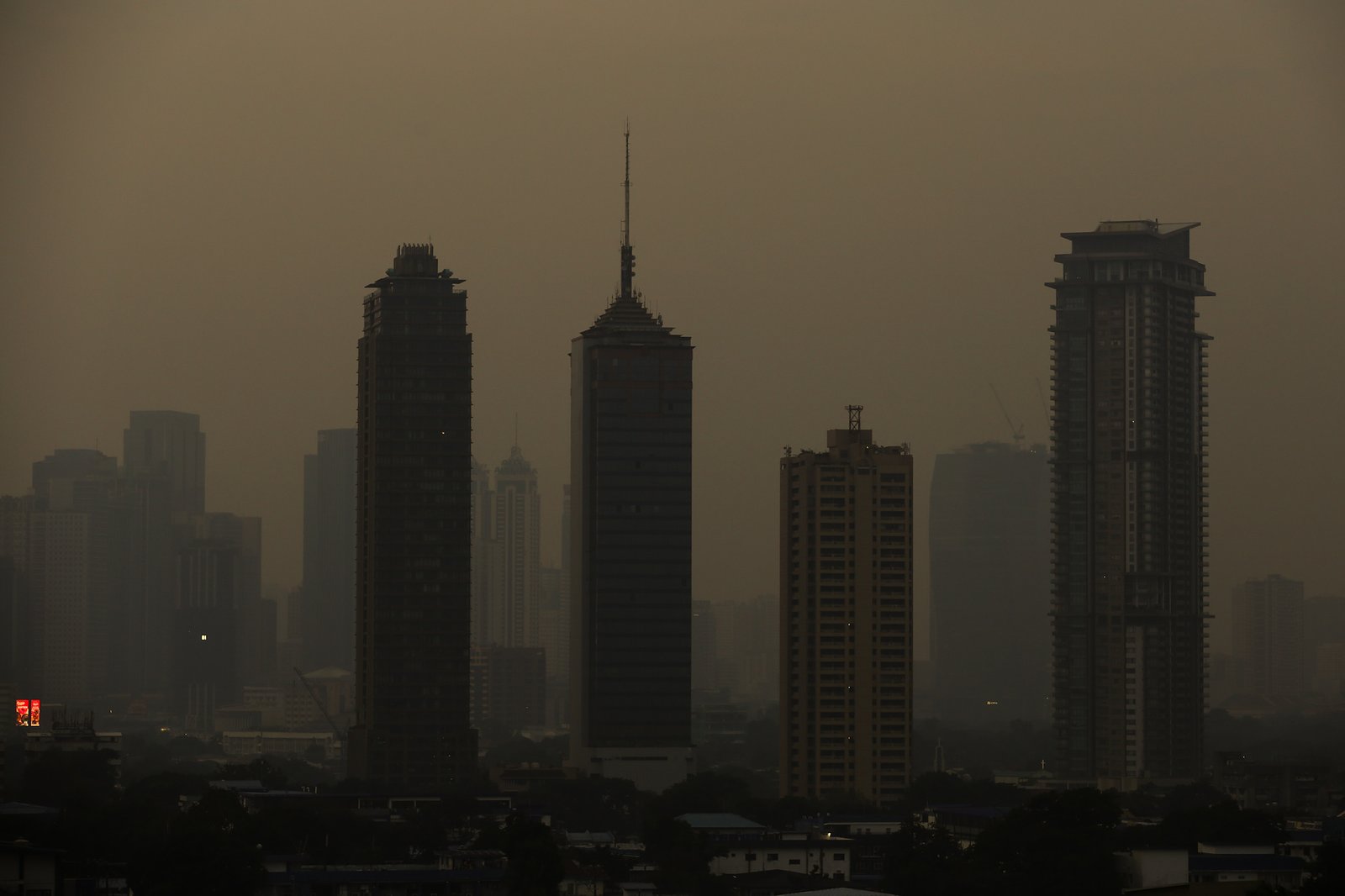 A thick haze blankets the Metro Manila skyline at 6:01am on 01 September 2026 as smoke from wildfires in Kalimantan is carried toward the Philippines by cross-equatorial winds. Air quality monitoring sensors across Metro Manila recorded AQI levels ranging from Unhealthy for Sensitive Groups to Very Unhealthy. Local government units, including Quezon City, have suspended face-to-face classes at all levels in public schools amid the poor air quality.