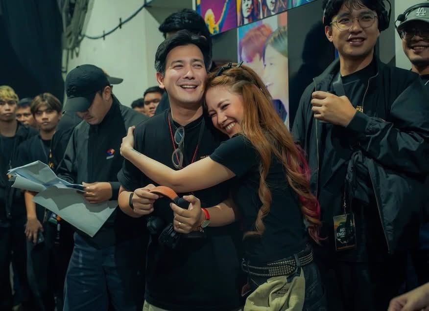 John Prats salutes Yeng Constantino fans who braved rain