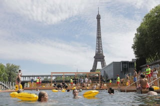 Seine makes a splash with record 120,000 swimmers