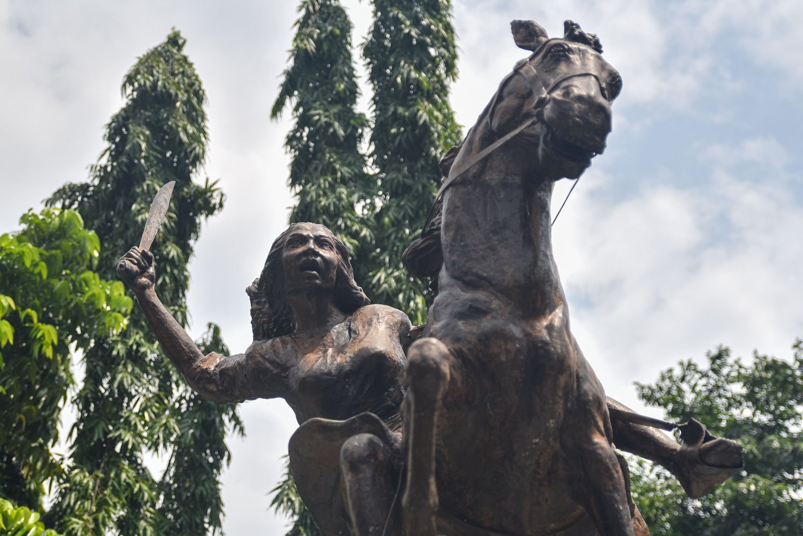 A monument of Gabriela Silang stands along Ayala Avenue in Makati City on August 31.

Installed in 1971 and sculpted by Jose M. Mendoza, the monument honors Silang, the first Filipina to lead an armed revolt against Spanish colonial rule following the execution of her husband, Diego Silang. l Zedrich Xylak Madrid
