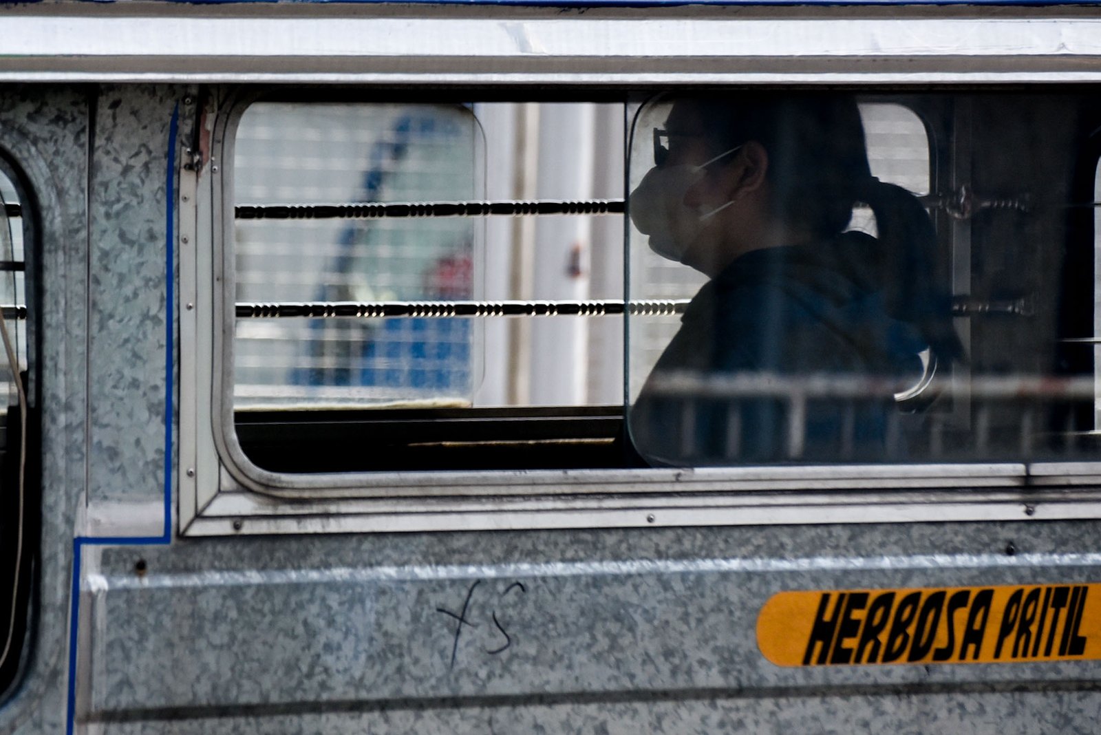 Commuters, schoolchildren and persons with disabilities wear face masks as haze from wildfires in Indonesia pushes air quality in Metro Manila to unhealthy levels, September 1. | Zedrich Xylak Madrid