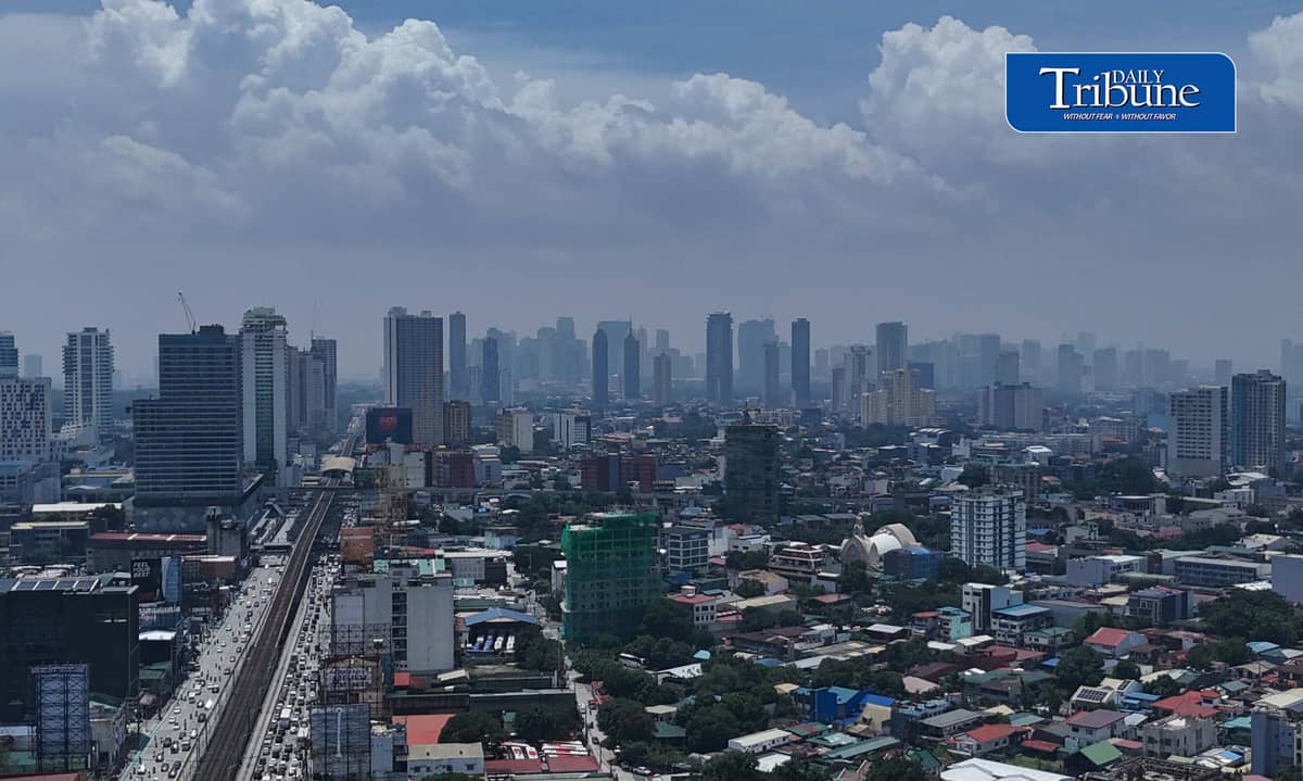 HAZY SKIES OVER METRO MANILA | Haze blankets the Metro Manila skyline as seen from Quezon City on Tuesday, 1 September. The DENR says the haze may be associated with smoke and transboundary pollution from ongoing fires in Kalimantan, Indonesia.
📷 Analy Labor