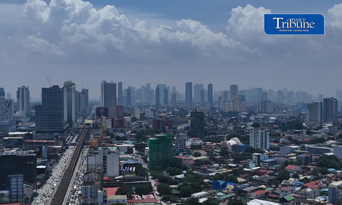 HAZY SKIES OVER METRO MANILA | Haze blankets the Metro Manila skyline as seen from Quezon City on Tuesday, 1 September. The DENR says the haze may be associated with smoke and transboundary pollution from ongoing fires in Kalimantan, Indonesia.
📷 Analy Labor