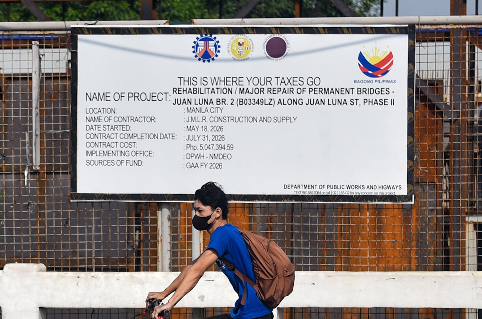 Commuters, schoolchildren and persons with disabilities wear face masks as haze from wildfires in Indonesia pushes air quality in Metro Manila to unhealthy levels, September 1. | Zedrich Xylak Madrid