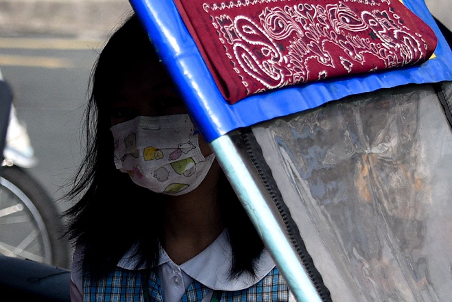 Commuters, schoolchildren and persons with disabilities wear face masks as haze from wildfires in Indonesia pushes air quality in Metro Manila to unhealthy levels, September 1. | Zedrich Xylak Madrid