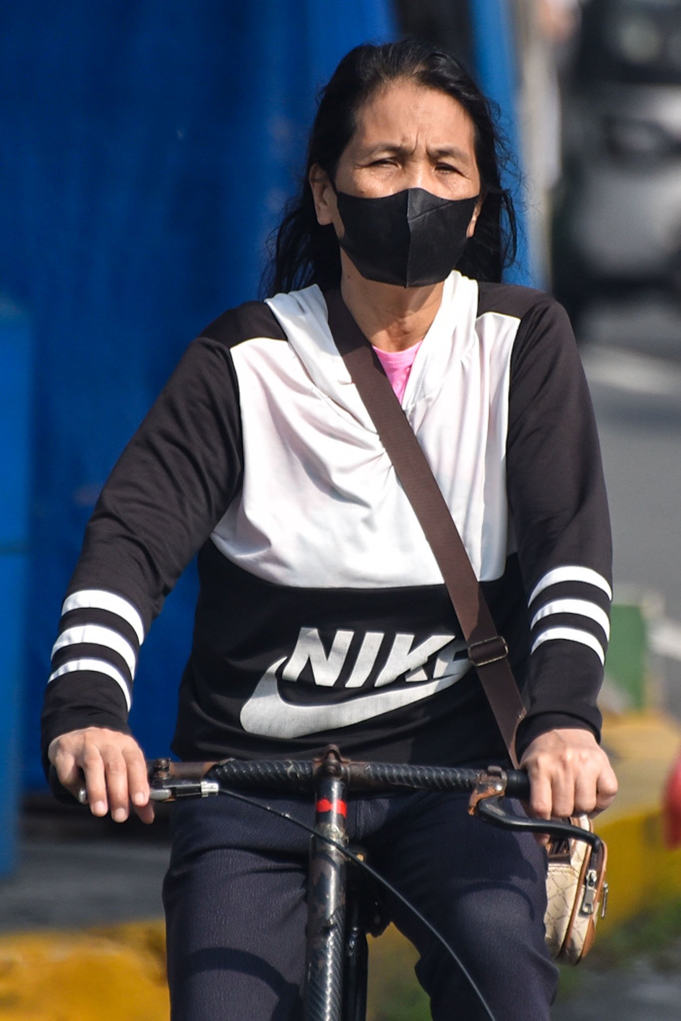 Commuters, schoolchildren and persons with disabilities wear face masks as haze from wildfires in Indonesia pushes air quality in Metro Manila to unhealthy levels, September 1. | Zedrich Xylak Madrid