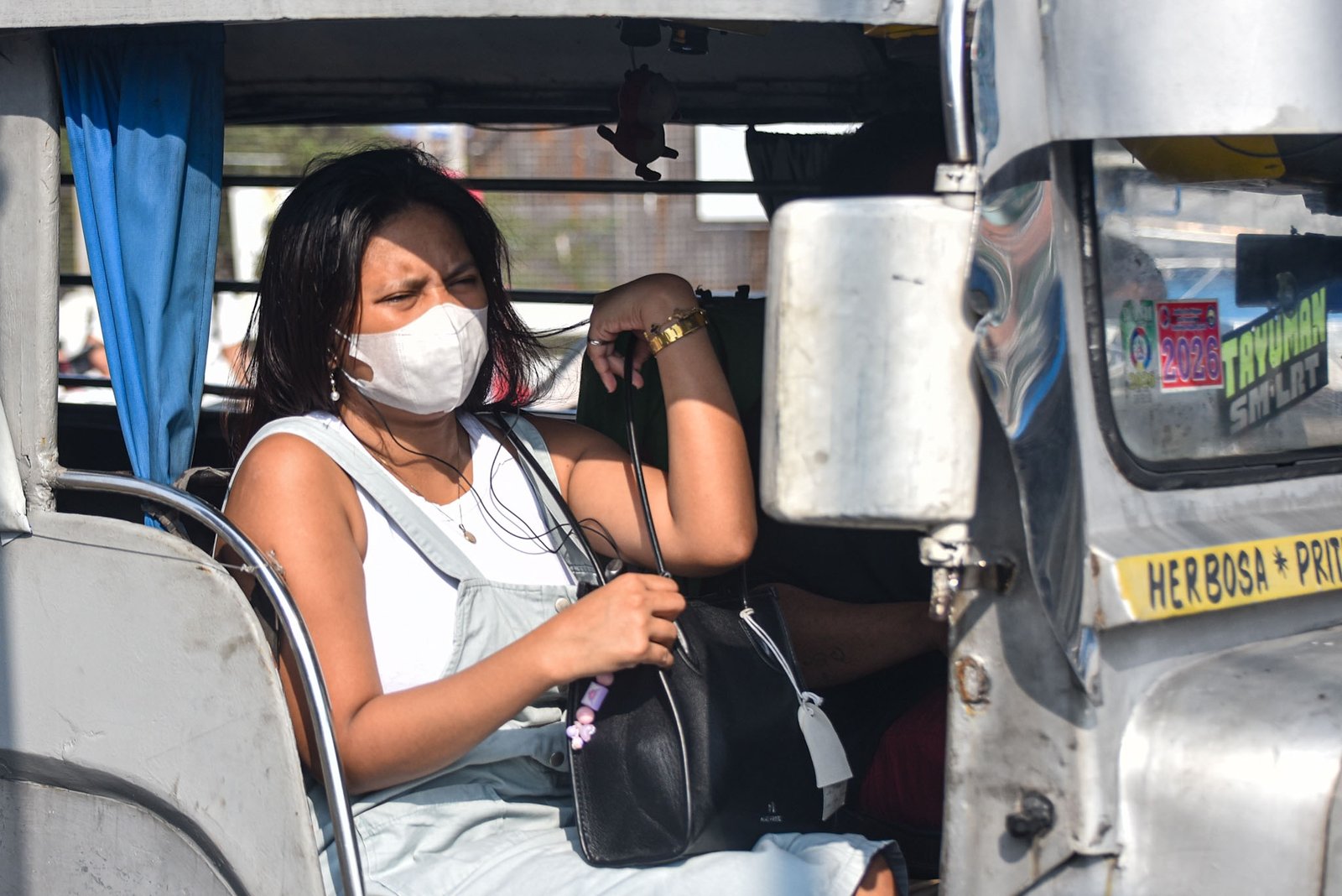 Commuters, schoolchildren and persons with disabilities wear face masks as haze from wildfires in Indonesia pushes air quality in Metro Manila to unhealthy levels, September 1. | Zedrich Xylak Madrid