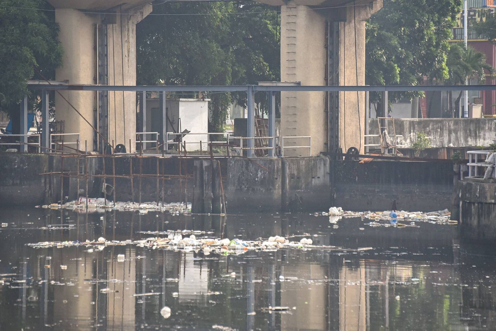 A pile of garbage washes ashore near the Libertad Pumping Station after being carried by the southwest monsoon from Manila Bay, on September 1. | Zedrich Xylak Madrid