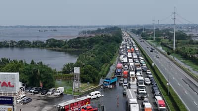 FLOODED standstill A long line of motorists stretches along the northbound lane of the North Luzon Expressway in San Simon, Pampanga, on Monday as heavy flooding from last weekend’s habagat brings traffic to a crawl.