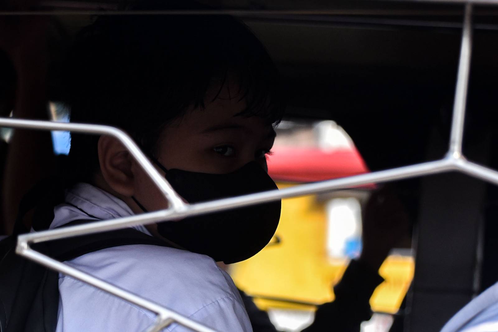 Commuters, schoolchildren and persons with disabilities wear face masks as haze from wildfires in Indonesia pushes air quality in Metro Manila to unhealthy levels, September 1. | Zedrich Xylak Madrid