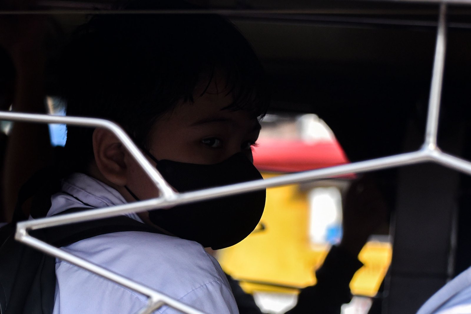 Commuters, schoolchildren and persons with disabilities wear face masks as haze from wildfires in Indonesia pushes air quality in Metro Manila to unhealthy levels, September 1. | Zedrich Xylak Madrid