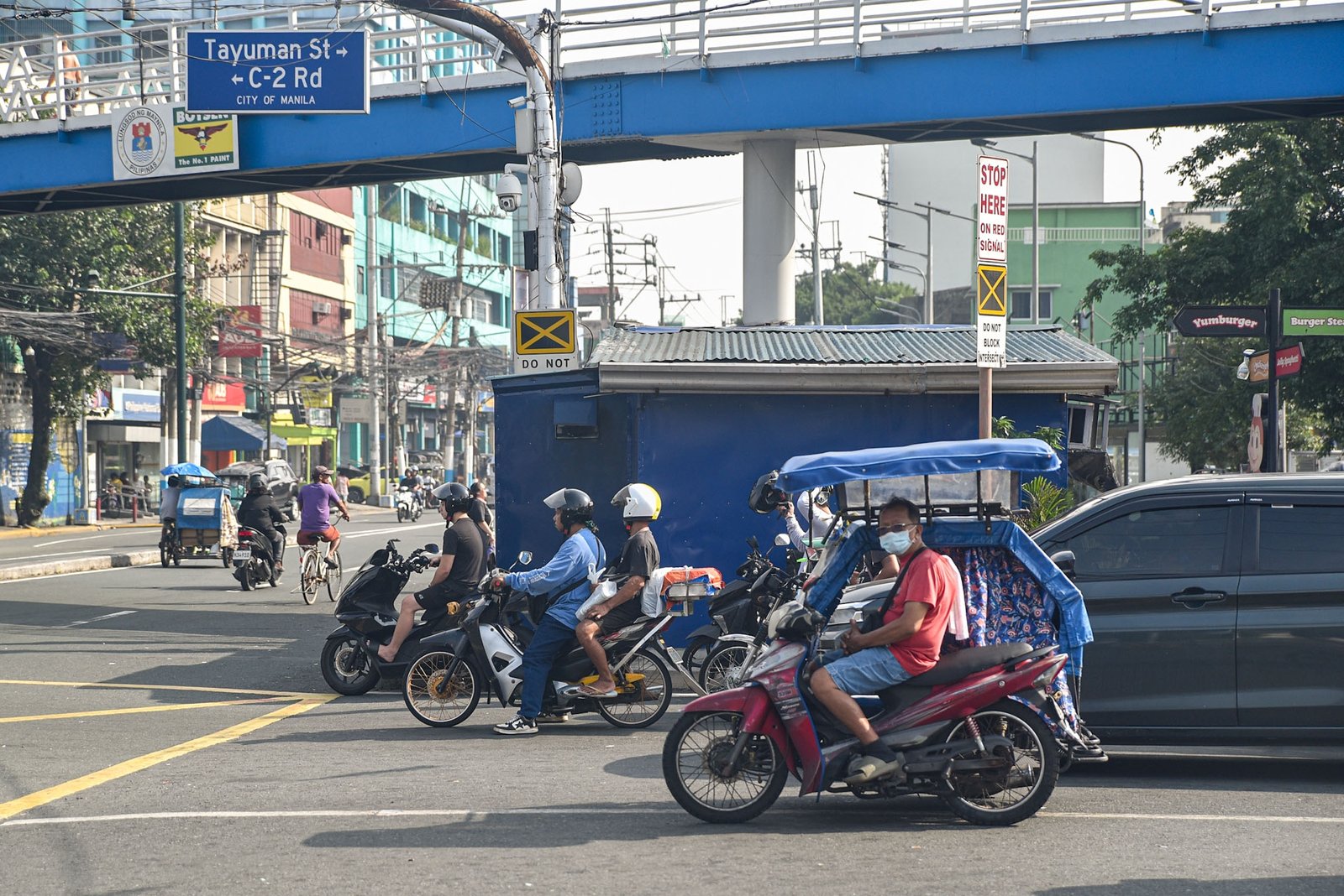 Commuters, schoolchildren and persons with disabilities wear face masks as haze from wildfires in Indonesia pushes air quality in Metro Manila to unhealthy levels, September 1. | Zedrich Xylak Madrid