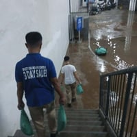 SM City Olongapo personnel assists residents during height of flooding 