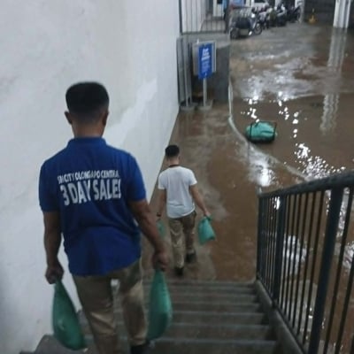 SM City Olongapo personnel assists residents during height of flooding