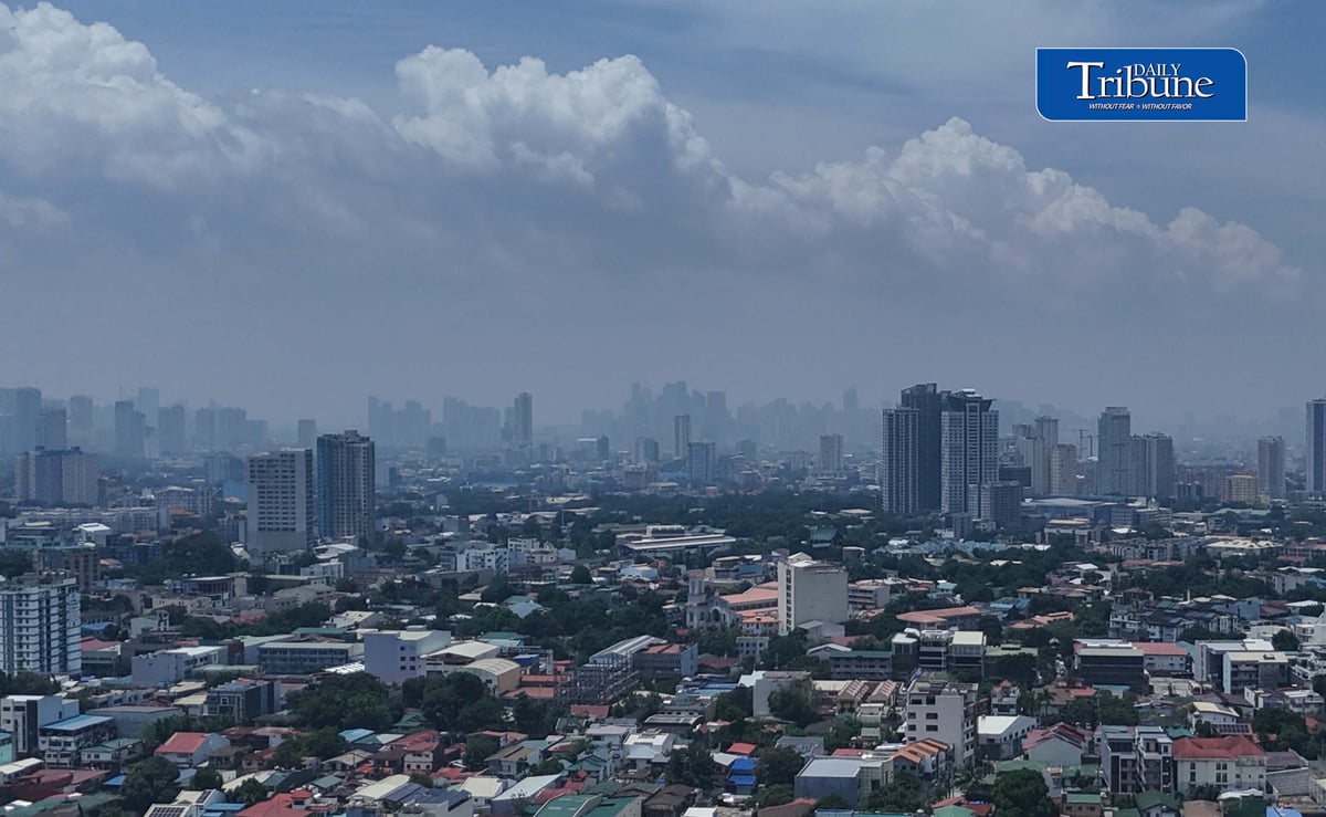 HAZY SKIES OVER METRO MANILA | Haze blankets the Metro Manila skyline as seen from Quezon City on Tuesday, 1 September. The DENR says the haze may be associated with smoke and transboundary pollution from ongoing fires in Kalimantan, Indonesia.
📷 Analy Labor