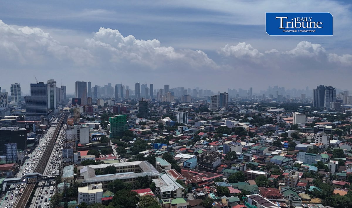 HAZY SKIES OVER METRO MANILA | Haze blankets the Metro Manila skyline as seen from Quezon City on Tuesday, 1 September. The DENR says the haze may be associated with smoke and transboundary pollution from ongoing fires in Kalimantan, Indonesia.
📷 Analy Labor