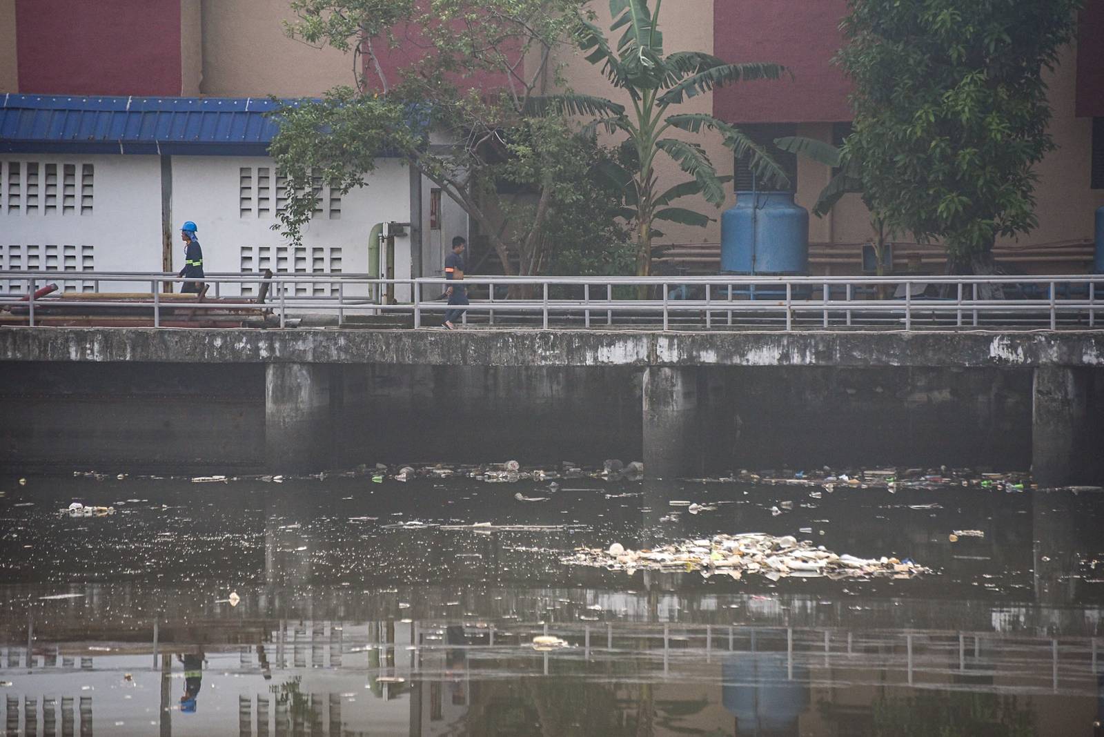 A pile of garbage washes ashore near the Libertad Pumping Station after being carried by the southwest monsoon from Manila Bay, on September 1. | Zedrich Xylak Madrid