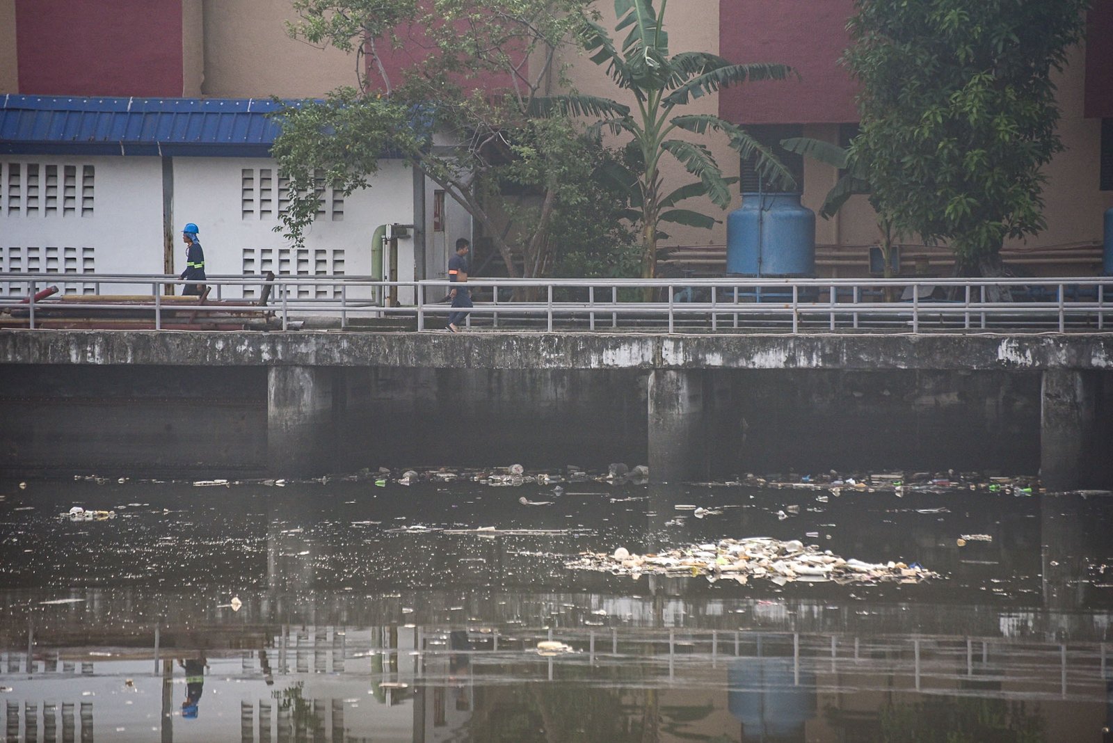 A pile of garbage washes ashore near the Libertad Pumping Station after being carried by the southwest monsoon from Manila Bay, on September 1. | Zedrich Xylak Madrid