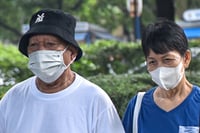 MANILA SENIORS MASK UP AMID HAZE