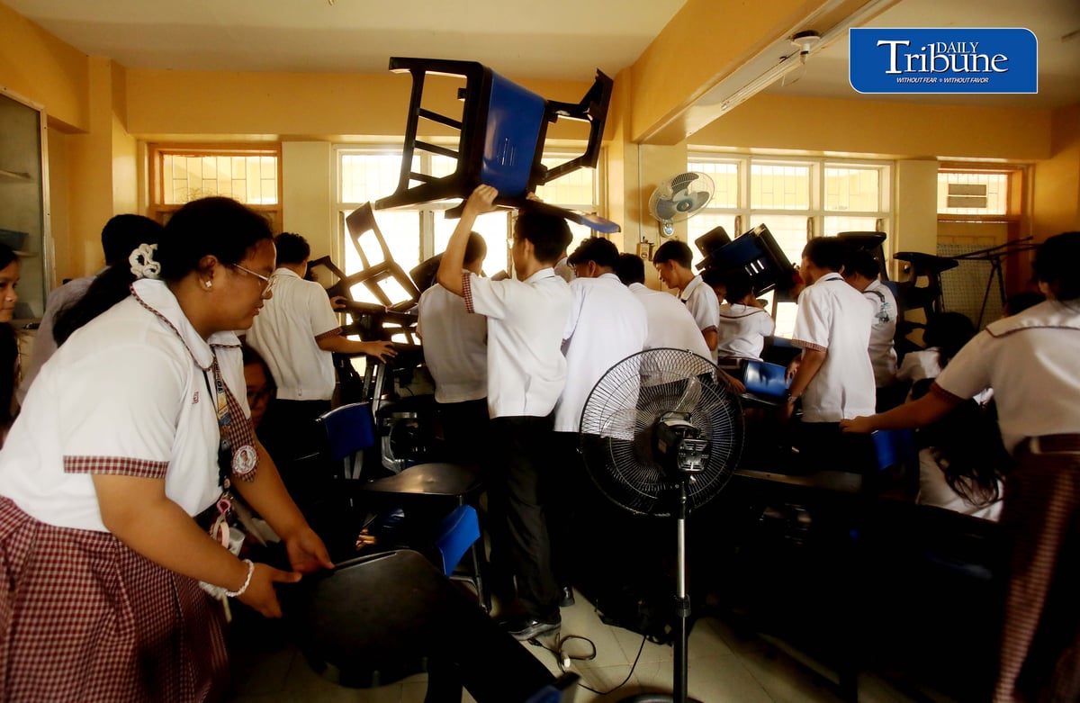 SCHOOL SAFETY DRILL
Grade 10 students at Quirino High School in Quezon City participate in the National Simultaneous School Safety Drill on Thursday, 3 September 2026.
The exercise, conducted with guidance from the Quezon City Police District, the Parent-Teacher Organization and school faculty, aimed to strengthen preparedness for active threat scenarios amid recent incidents of school violence in the country.
📷 Analy Labor