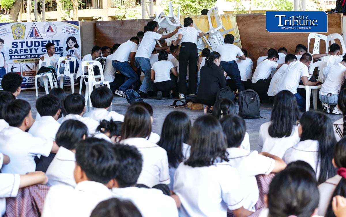 SCHOOL SAFETY DRILL
Members of the Quezon City Police District (QCPD), under the supervision of newly appointed officer-in-charge Brig. Gen. Christopher Olazo, conduct a safety demonstration for students of Quirino High School in Quezon City on Thursday, 3 September 2026, during the National Simultaneous School Safety Drill.
The activity aims to guide students on emergency preparedness and safety procedures.
📷 Analy Labor