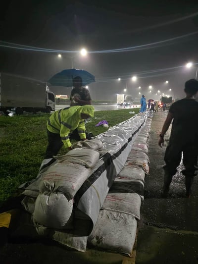 Pampanga gov’t deploys sandbags, pumps to flooded NLEX San Simon Exit