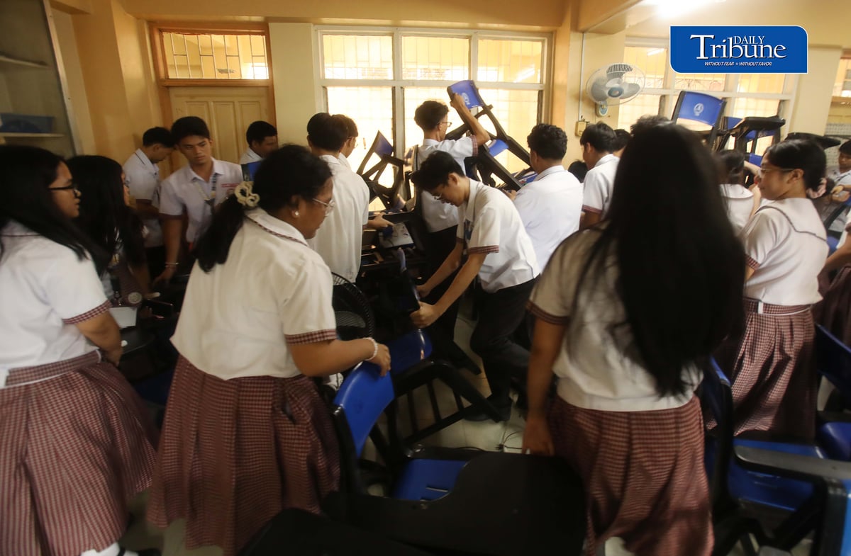 SCHOOL SAFETY DRILL
Grade 10 students at Quirino High School in Quezon City participate in the National Simultaneous School Safety Drill on Thursday, 3 September 2026.
The exercise, conducted with guidance from the Quezon City Police District, the Parent-Teacher Organization and school faculty, aimed to strengthen preparedness for active threat scenarios amid recent incidents of school violence in the country.
📷 Analy Labor