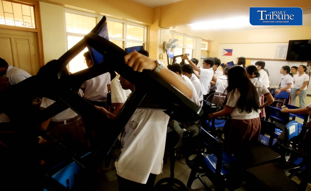 SCHOOL SAFETY DRILL
Grade 10 students at Quirino High School in Quezon City participate in the National Simultaneous School Safety Drill on Thursday, 3 September 2026.
The exercise, conducted with guidance from the Quezon City Police District, the Parent-Teacher Organization and school faculty, aimed to strengthen preparedness for active threat scenarios amid recent incidents of school violence in the country.
📷 Analy Labor