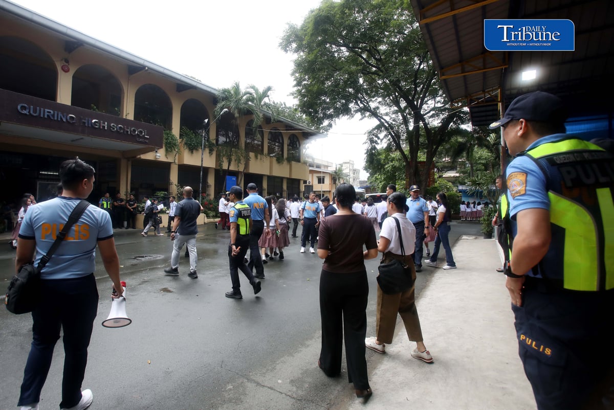 SCHOOL SAFETY DRILL
Members of the Quezon City Police District (QCPD), under the supervision of newly appointed officer-in-charge Brig. Gen. Christopher Olazo, conduct a safety demonstration for students of Quirino High School in Quezon City on Thursday, 3 September 2026, during the National Simultaneous School Safety Drill.
The activity aims to guide students on emergency preparedness and safety procedures.
📷 Analy Labor