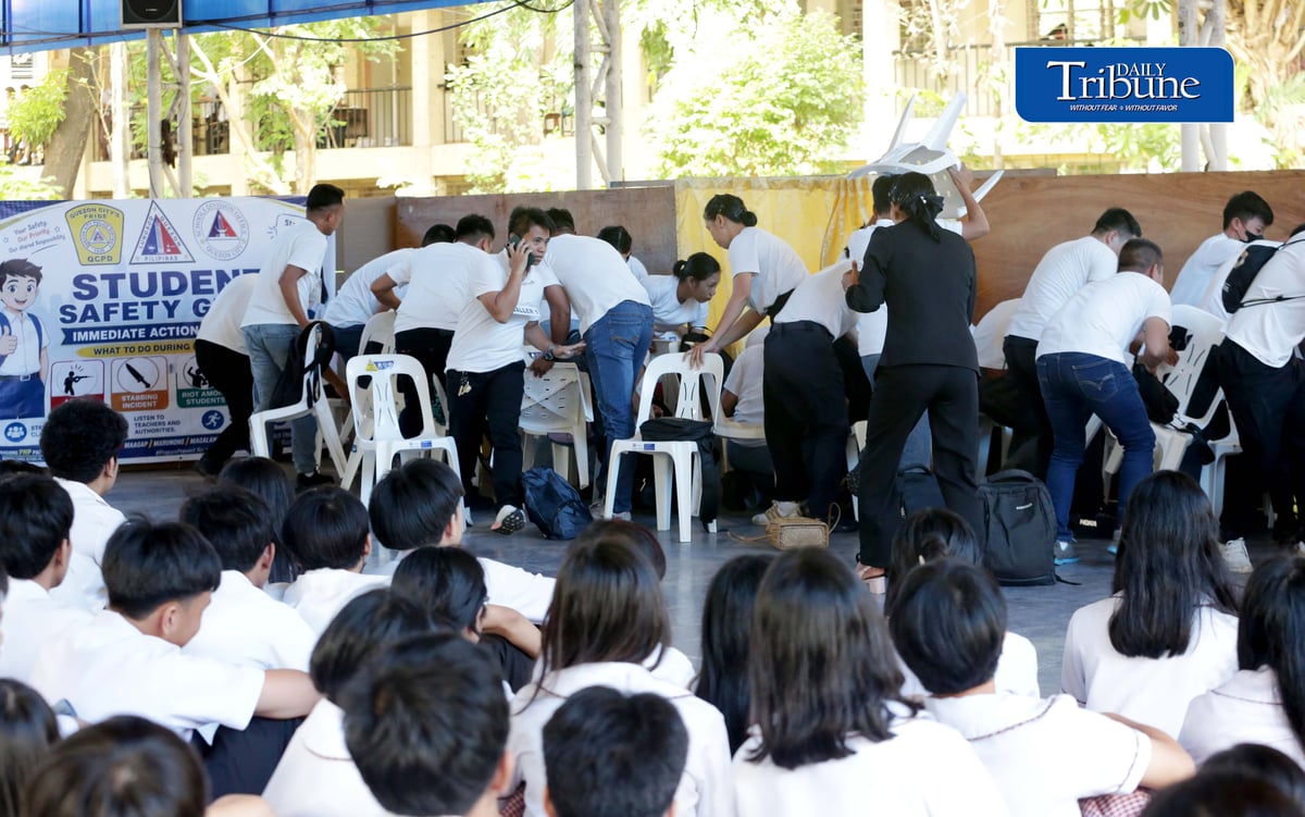 SCHOOL SAFETY DRILL
Members of the Quezon City Police District (QCPD), under the supervision of newly appointed officer-in-charge Brig. Gen. Christopher Olazo, conduct a safety demonstration for students of Quirino High School in Quezon City on Thursday, 3 September 2026, during the National Simultaneous School Safety Drill.
The activity aims to guide students on emergency preparedness and safety procedures.
📷 Analy Labor