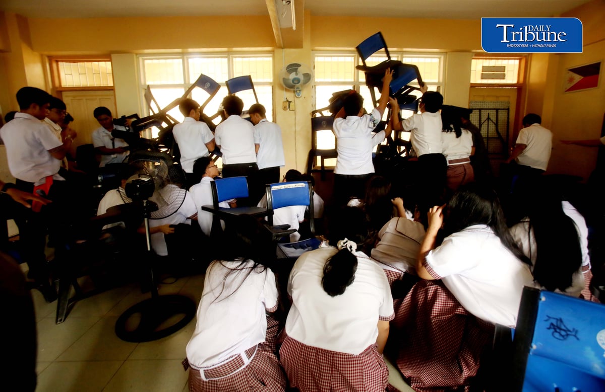 SCHOOL SAFETY DRILL
Grade 10 students at Quirino High School in Quezon City participate in the National Simultaneous School Safety Drill on Thursday, 3 September 2026.
The exercise, conducted with guidance from the Quezon City Police District, the Parent-Teacher Organization and school faculty, aimed to strengthen preparedness for active threat scenarios amid recent incidents of school violence in the country.
📷 Analy Labor