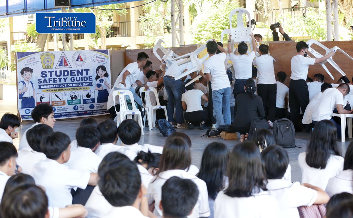 SCHOOL SAFETY DRILL
Members of the Quezon City Police District (QCPD), under the supervision of newly appointed officer-in-charge Brig. Gen. Christopher Olazo, conduct a safety demonstration for students of Quirino High School in Quezon City on Thursday, 3 September 2026, during the National Simultaneous School Safety Drill.
The activity aims to guide students on emergency preparedness and safety procedures.
📷 Analy Labor