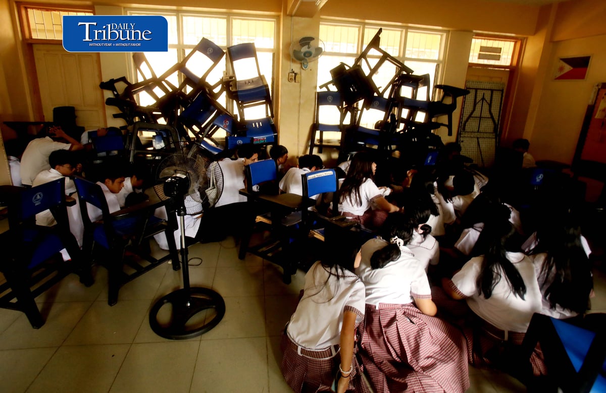 SCHOOL SAFETY DRILL
Grade 10 students at Quirino High School in Quezon City participate in the National Simultaneous School Safety Drill on Thursday, 3 September 2026.
The exercise, conducted with guidance from the Quezon City Police District, the Parent-Teacher Organization and school faculty, aimed to strengthen preparedness for active threat scenarios amid recent incidents of school violence in the country.
📷 Analy Labor