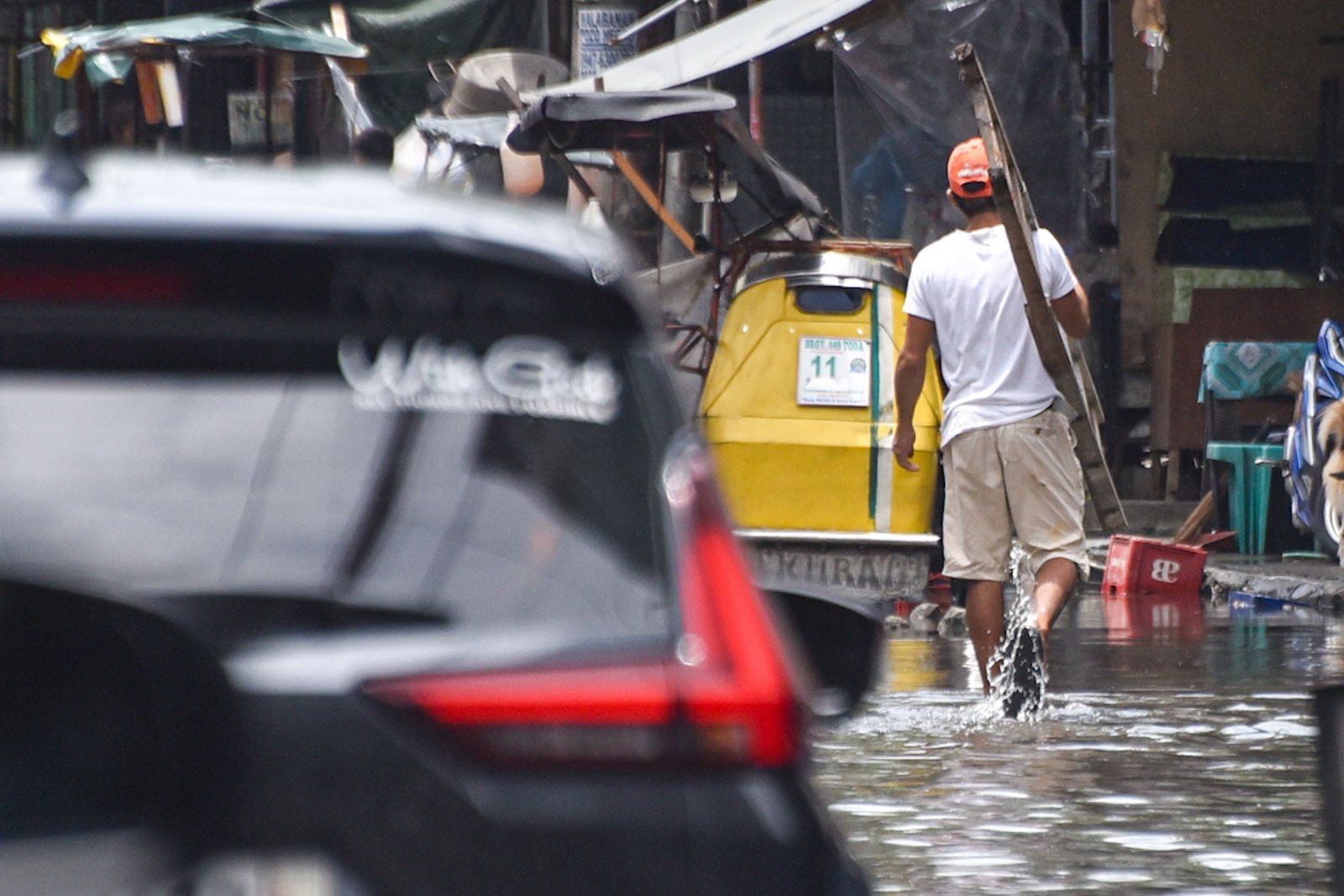 A portion of the road leading to the Baseco Compound is submerged in knee-deep floodwater after continuous rain brought by the southwest monsoon in Manila, on September 4. l Zedrich Xylak Madrid