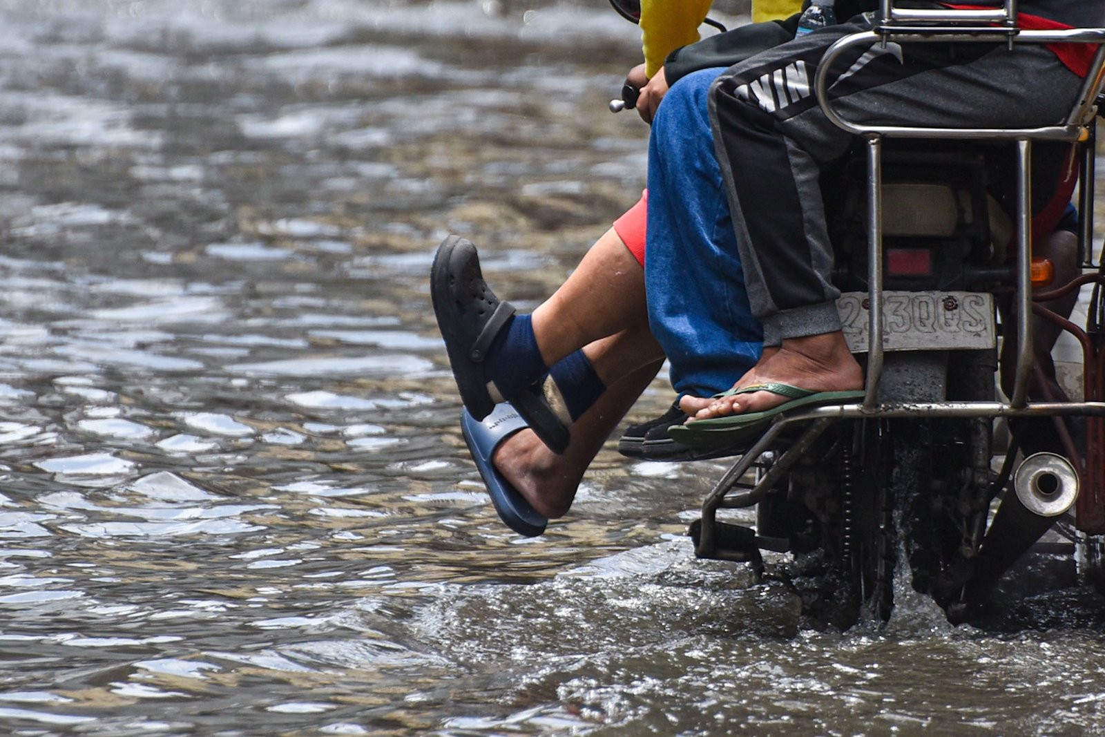 A portion of the road leading to the Baseco Compound is submerged in knee-deep floodwater after continuous rain brought by the southwest monsoon in Manila, on September 4. l Zedrich Xylak Madrid
