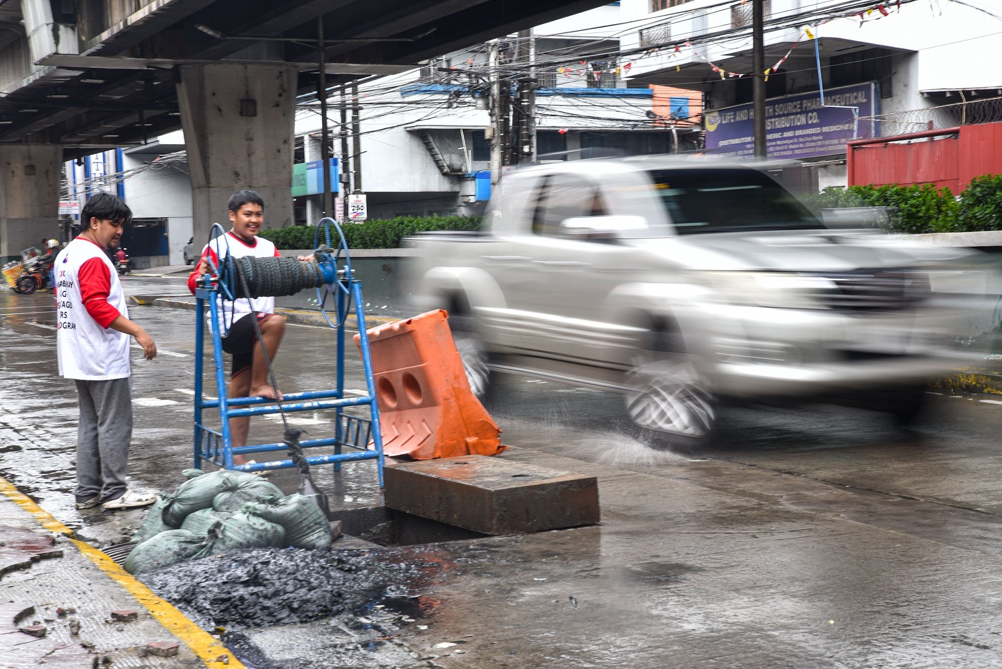TUPAD Workers declogs drainage system