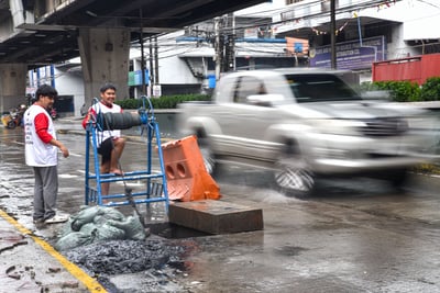TUPAD Workers declogs drainage system