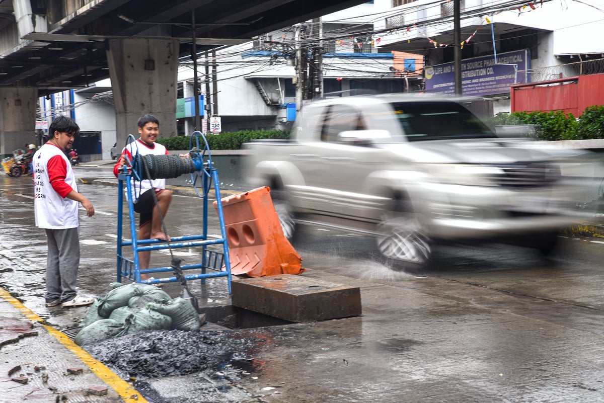 TUPAD Workers declogs drainage system