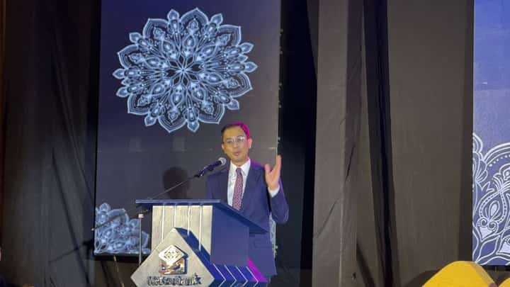 METROBANK Foundation Inc. (MBFI) President and GT Foundation Inc. (GTFI) Philip Dy speaks at the foundations’ grant turnover ceremony on Friday morning at the Grand Hyatt hotel in Taguig.