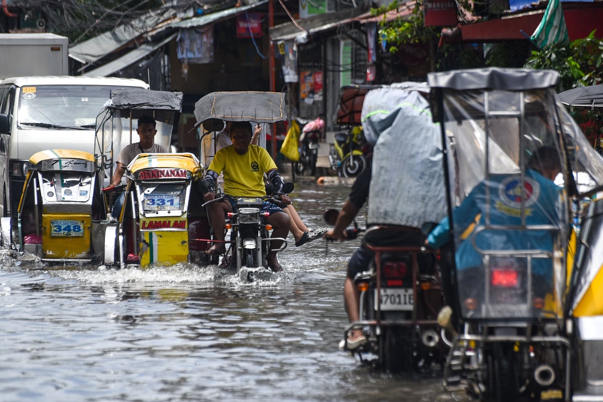 Knee-deep flood in Baseco Compound