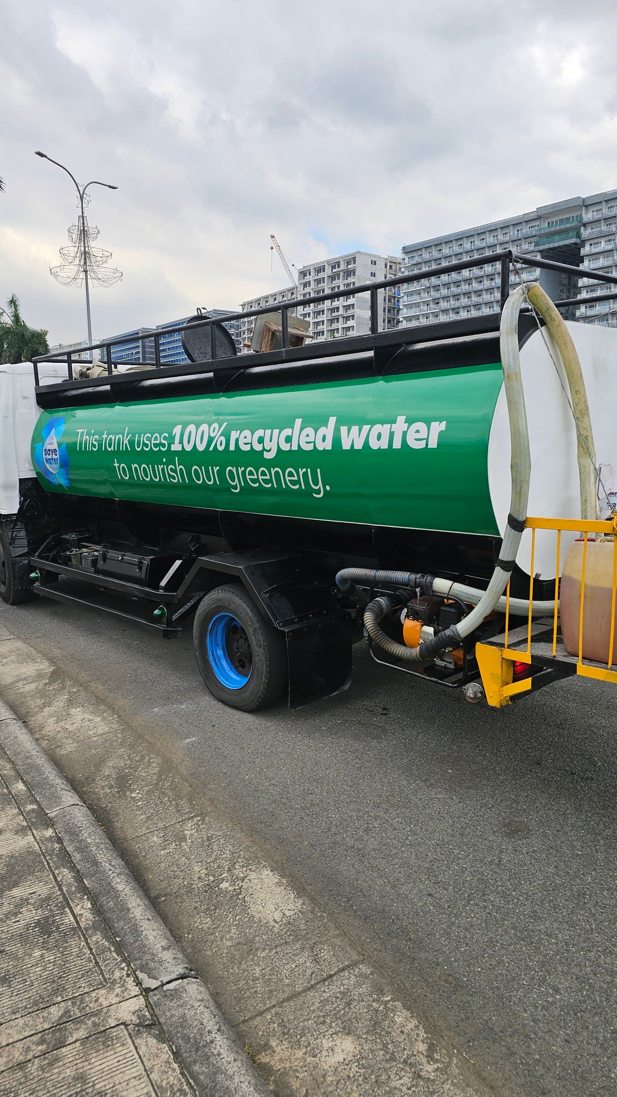Dedicated water tankers collect the
remaining treated water and repurpose it
for landscape irrigation across SM
properties, as well as for cleaning and
sanitation in common areas